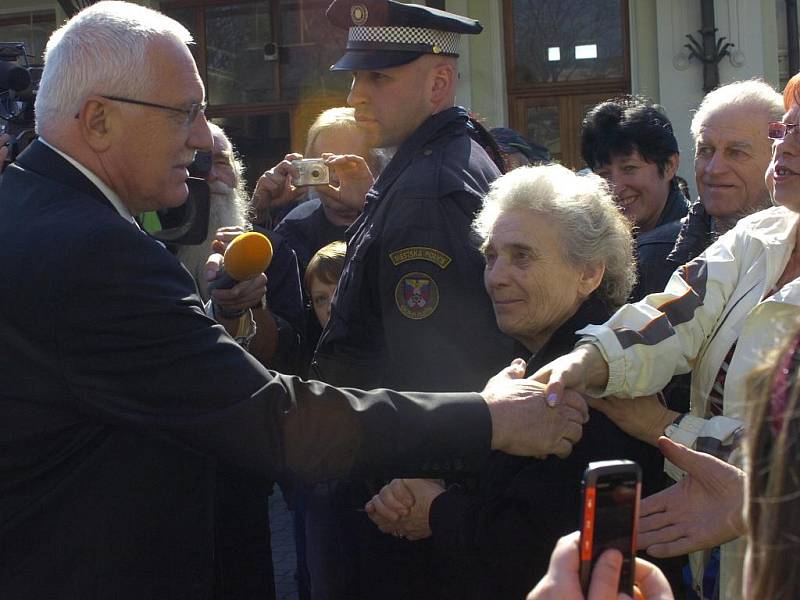 Do Bohumína přijela v neděli dopoledne vládní delegace, která tady přestoupila do aut a vyrazil směr Krakov na státní pohřeb. Byl zde Prezident Václav Klaus s manželkou Lívií, arcibiskup Dominik Duka a premiér Jan Fischer