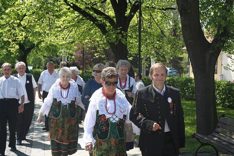 Senioři ze čtyř domovů důchodců z České republiky i Polska se vydali na pochod od katolického kostela v Orlové až k evangelickému kostelu.