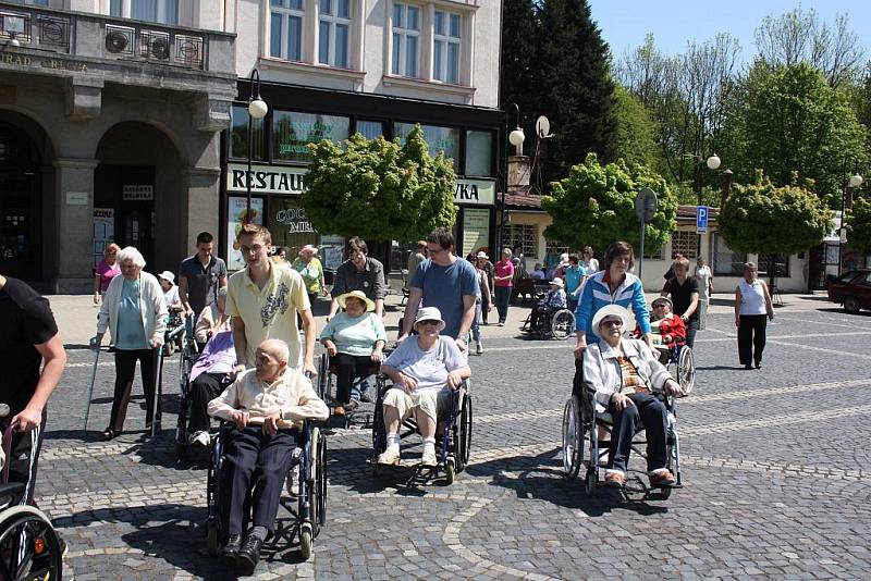 Senioři ze čtyř domovů důchodců z České republiky i Polska se vydali na pochod od katolického kostela v Orlové až k evangelickému kostelu.