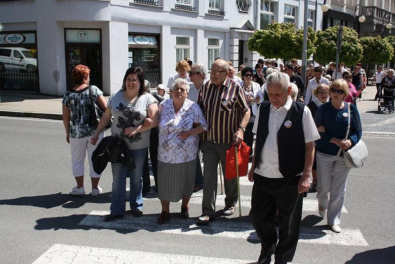 Senioři ze čtyř domovů důchodců z České republiky i Polska se vydali na pochod od katolického kostela v Orlové až k evangelickému kostelu.