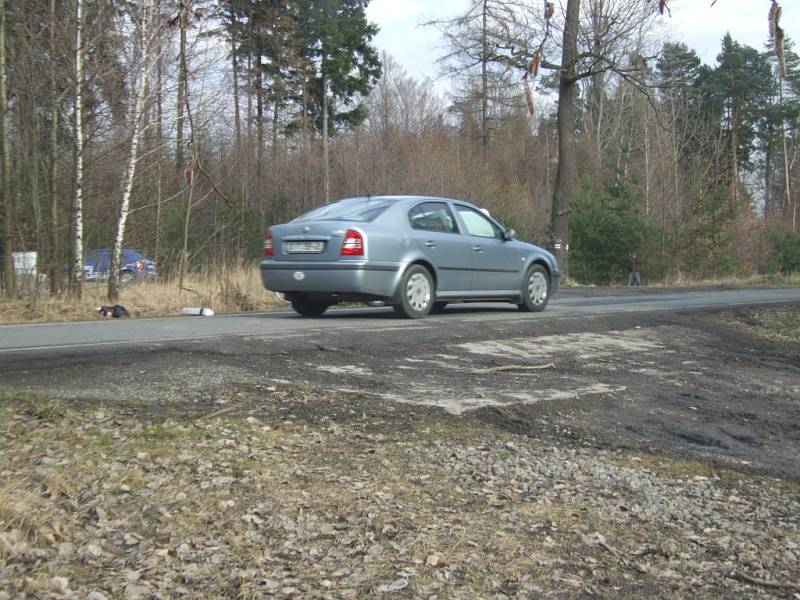 Někteří řidiči kolem nehody projeli bez povšimnutí a bez zastavení.