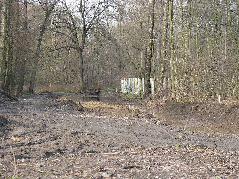 Stavba protipovodňového valu u fotbalového hřiště poblíž řeky Lučiny