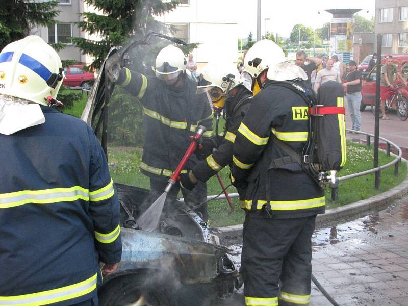 Při nenadálém vznícení auta měli řidič a spolujezdkyně štěstí, stačili z auta včas vystoupit.