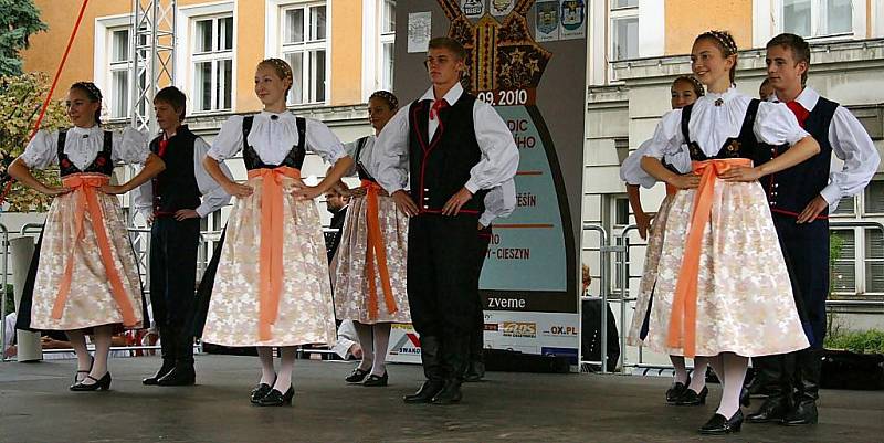 V Českém Těšíně se v sobotu představily folklorní soubory z Těšínska ve svých tradičních krojích.