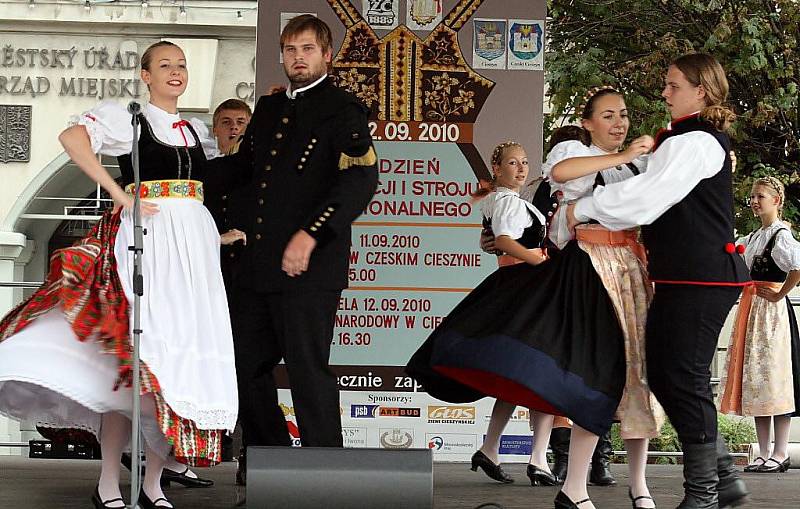 V Českém Těšíně se v sobotu představily folklorní soubory z Těšínska ve svých tradičních krojích.
