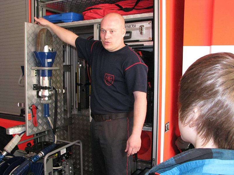 Na  hasičské zázemí a techniku se v rámci Dne požární bezpečnosti přišli do havířovské zbrojnice podívat i žáci ZŠ Fr. Hrubína 