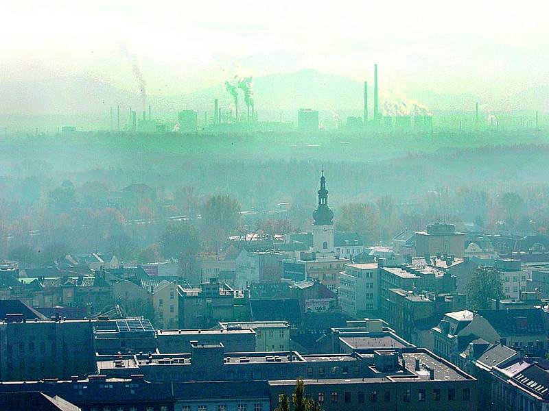 Ostrava v mlze a smogu.