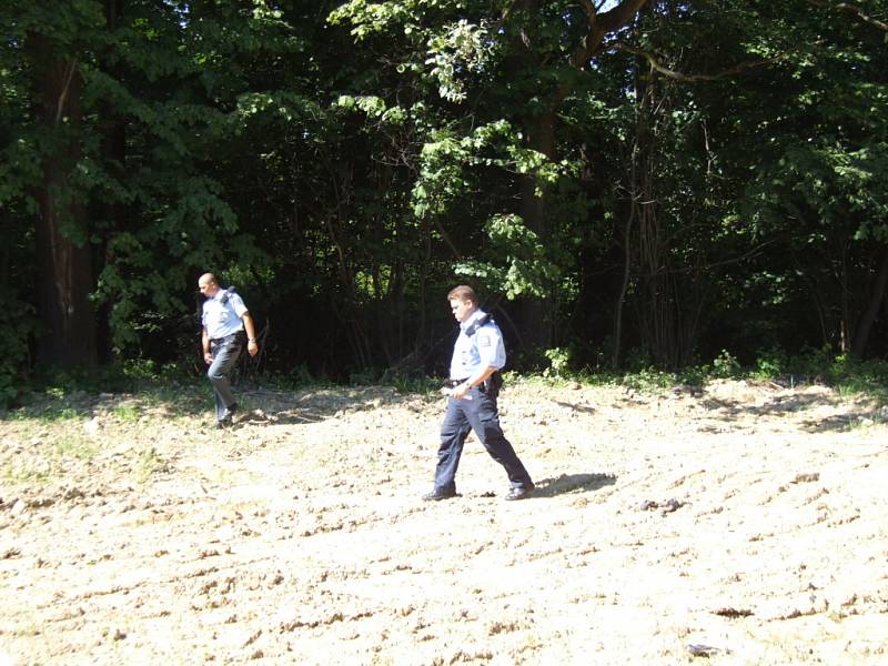 Policisté a strážníci ve čtvrtek pokračovali prohledáváním okolí potoka Stružník