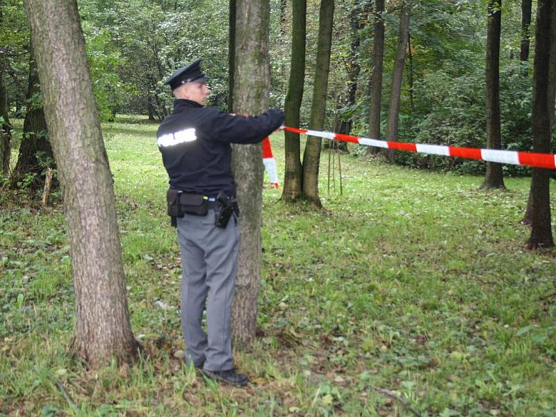 Policisté zajišťují místo nálezu