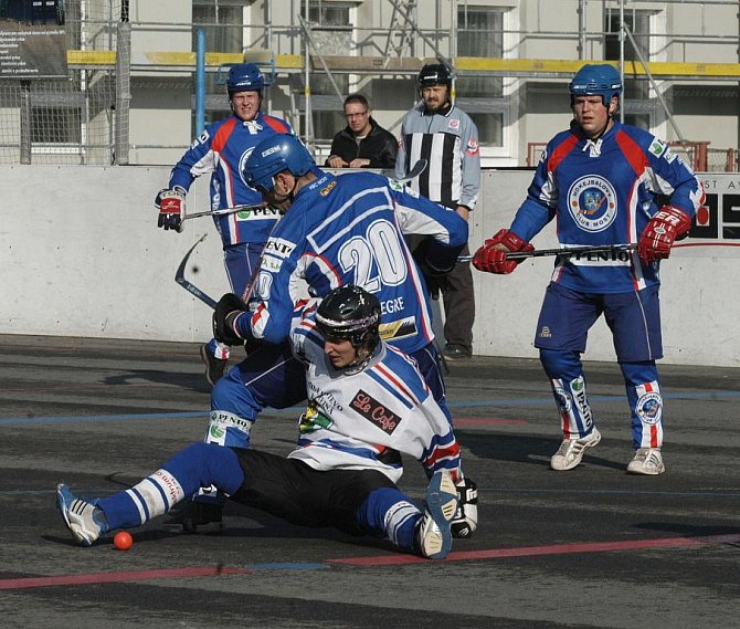 Hokejbalisté Karviné (v bílém) porazili Most 5:4 po nájezdech.