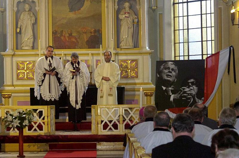 V Českém Těšíně se konala zádušní mše za oběti leteckého neštěstí ve Smolensku, při kterém zahynul o polský prezidentský pár, manželé Lech a Maria Kaczynští