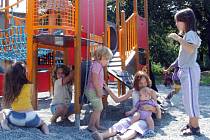 Školní park se po své rekonstrukci stal vyhledávaným místem zejména havířovských dětí