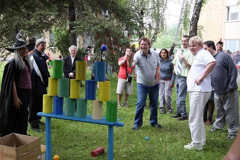 Herci Těšínského divadla se v pondělí za přítomnosti dětí a mentálně postižených loučili s divadelní sezonou.