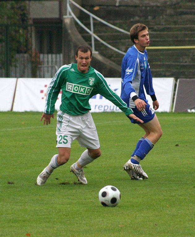 Karvinští fotbalisté (v zeleném) předvedou proti favoritovi II. ligy určitě bojovný výkon.