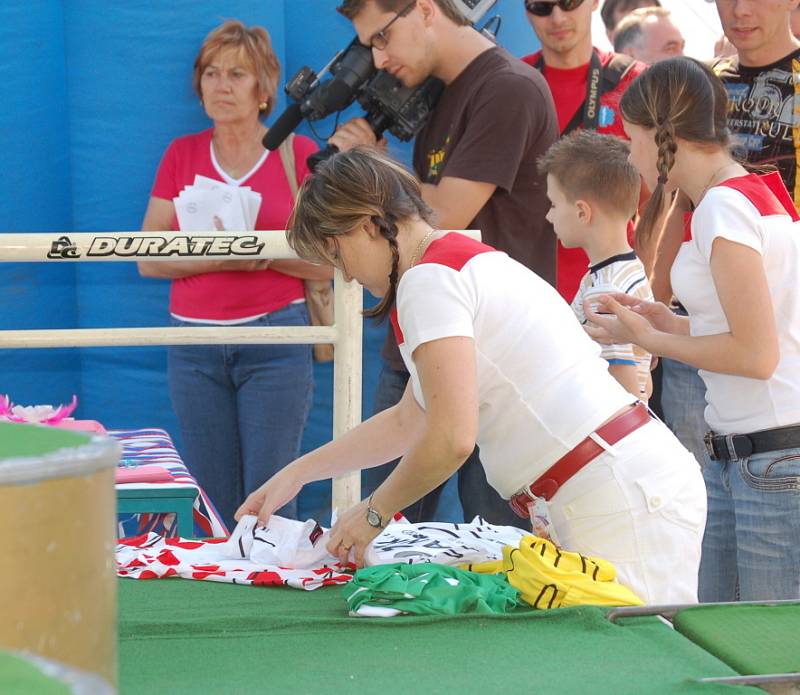 Připravují se poháry a trikoty pro nejlepší závodnice letošní Gracie.