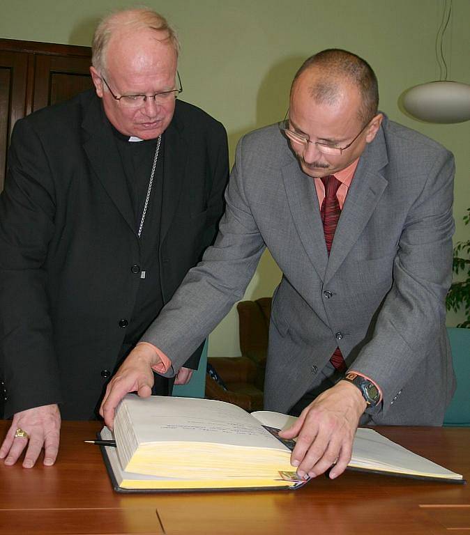 Biskup František Václav Lobkowicz se starostu Bohumína Petrem Víchou nad pamětní knihou