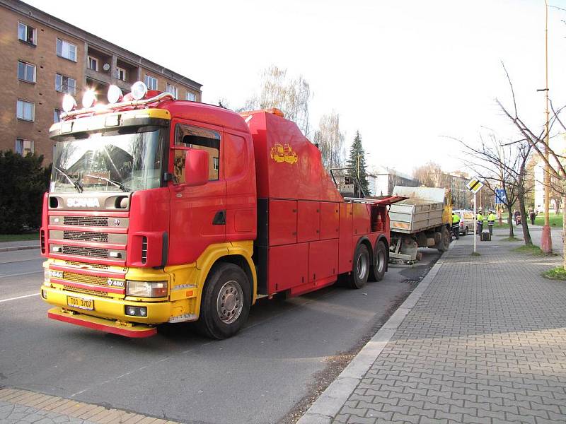 Utržená kola z nákladního automobilu usmrtila chodkyni