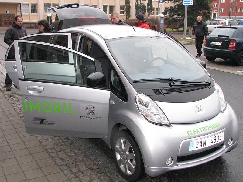 Elektromobily by mohly sloužit k pracovním cestám úředníků