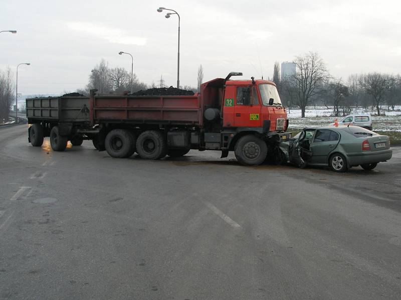 Nehoda nákladního vozu s osobním na Ostravské ulici v Orlové