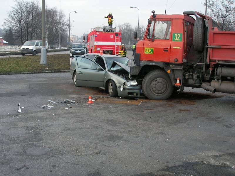 Nehoda nákladního vozu s osobním na Ostravské ulici v Orlové