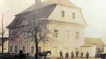 Minulost. Larischův pozdně barokní zámek v Těrlicku ve své původní podobě.