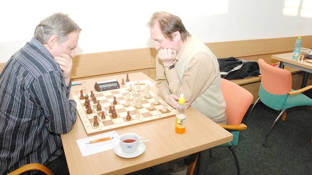 Šachisté hrají o záchranu. Na snímku orlovský Václav Mitura (vlevo) a karvinský Jaroslav Sobek.
