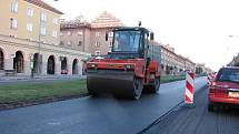 Pokládka asfaltového koberce na Hlavní třídě v Havířově