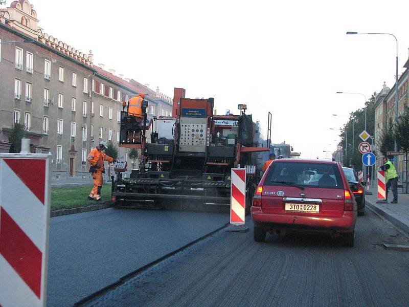 Pokládka asfaltového koberce na Hlavní třídě v Havířově