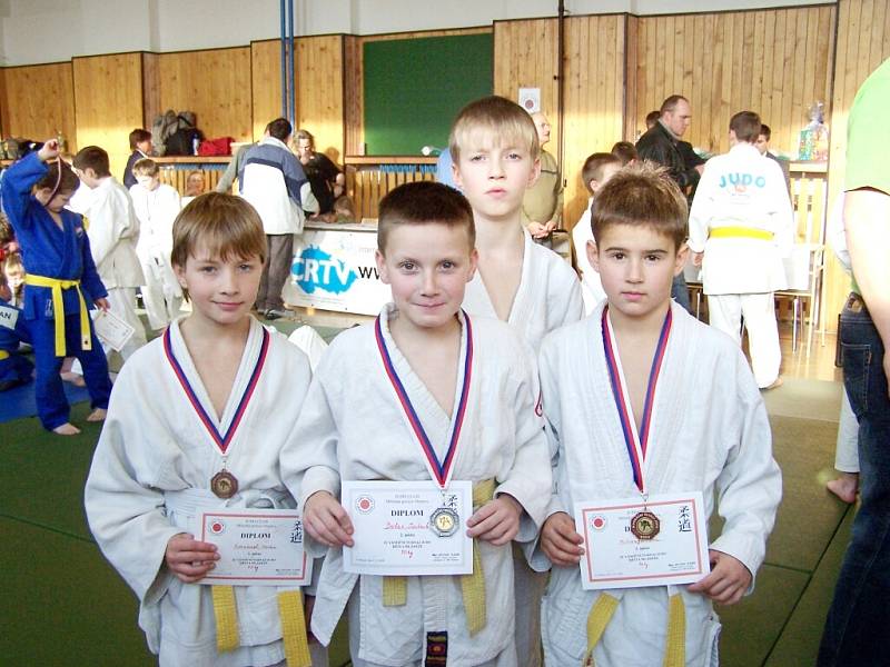 Českotěšínští závodníci na II. Vánočním turnaji Judo v Ostravě (zleva Martin Kocmánek, Jakub Bolec a Jan Mitrenga, vzadu Jakub Mec)