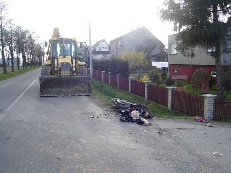 Místo nehody motocyklisty a traktoru.