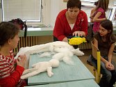   Anna Papajová ukazuje dívkám, jak si správně  počínat při výrobě panenky.