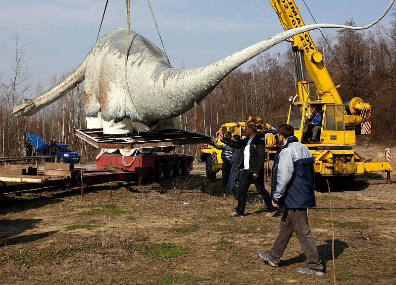 Doubravský Dinopark na Karvinsku má nový přírůstek, obřího Seismosauruse