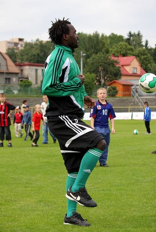 O nábor do fotbalové přípravky byl mezi dětmi zájem. Na trénink je přišli povzbudit i fotbalisté A týmu MFK Karviná.