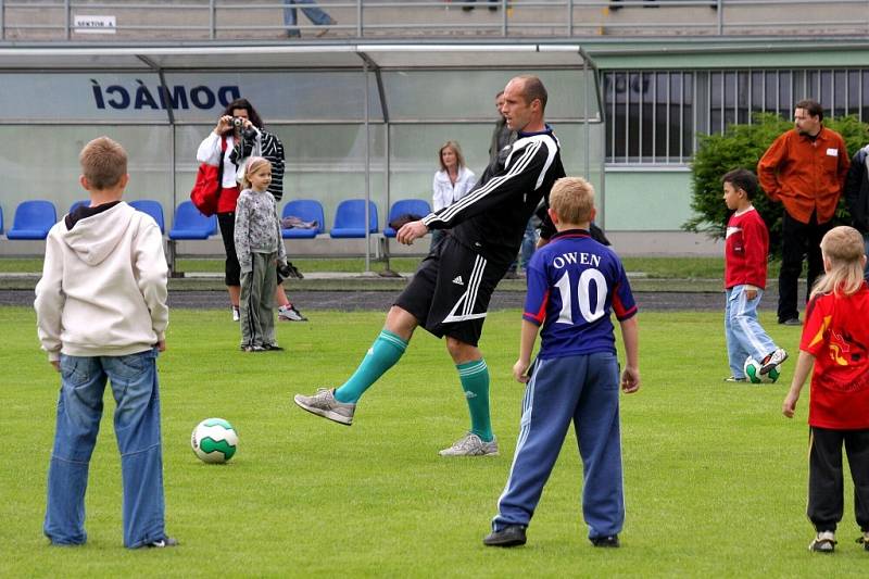 O nábor do fotbalové přípravky byl mezi dětmi zájem. Na trénink je přišli povzbudit i fotbalisté A týmu MFK Karviná.