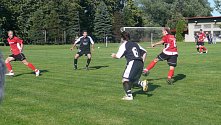 Dětmarovičtí fotbalisté (v červeném) odehráli ve Věřňovicích derby s Horní Suchou. Překvapivě ale prohráli.