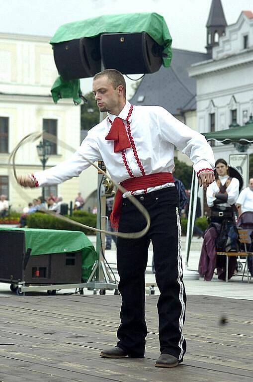 Kovbojové z Karviné. Jiří „Chicco" Strouhal junior a Mirek „Simír“ Černý (vpravo) předvádějí ekvilibristické kousky například s bičem. 