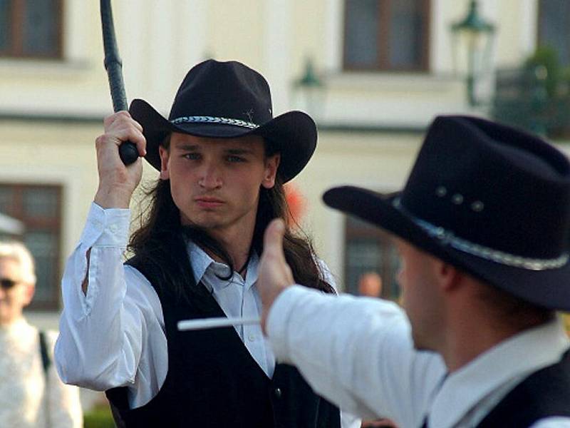 Kovbojové z Karviné. Jiří „Chicco" Strouhal junior a Mirek „Simír“ Černý (vpravo) předvádějí ekvilibristické kousky například s bičem. 