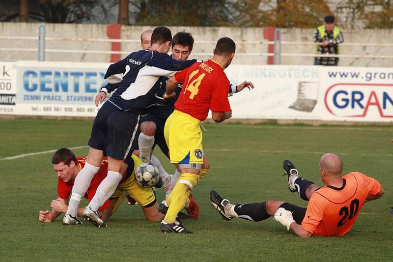 Zápas Dětmarovice (modré dresy) - Opava 2004 byl hodně nervózní a vyhecovaný. Nervy pochodovaly.