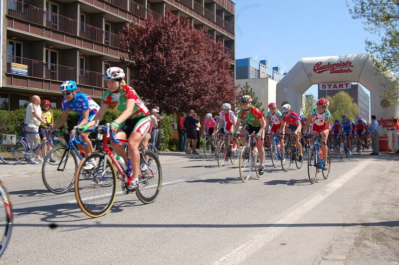 Cyklistky na startu loňského závodu.