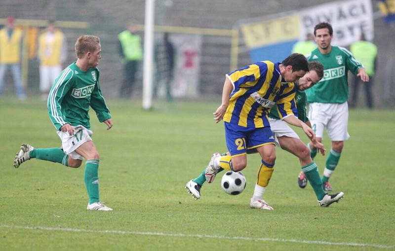 Karvinští fotbalisté (v zelenobílém) se rozešli smírně s Opavou 1:1.