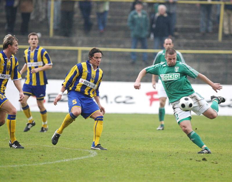 Karvinští fotbalisté (v zelenobílém) se rozešli smírně s Opavou 1:1.