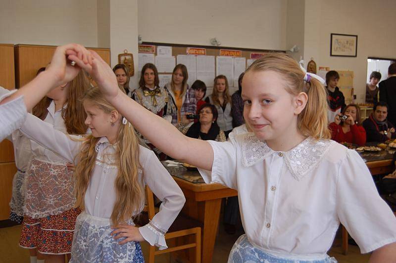 Žáci ZŠ Majakovského v Karviné vítali hosty z projektu Comenius tradičně po slovansku – chlebem a solí.