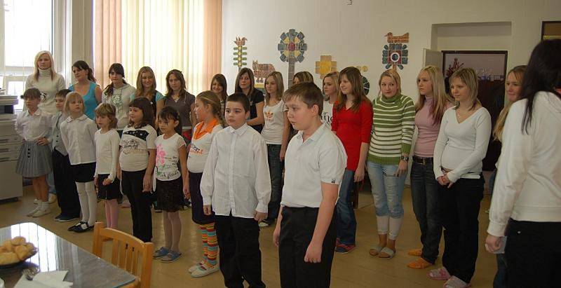 Žáci ZŠ Majakovského v Karviné vítali hosty z projektu Comenius tradičně po slovansku – chlebem a solí.