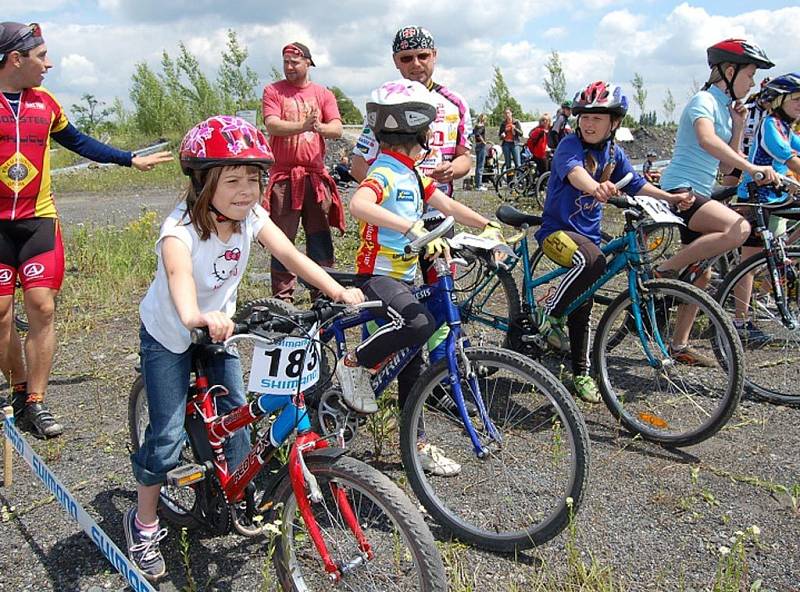 Desítky závodníků z řad dětí, mládežníků i dospělých se dnes odpoledne postavily na start tradičního závodu Shimano cup