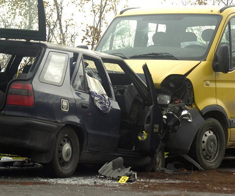 V Chotěbuzi na viaduktu přes železniční trať poblíž Rybího domu došlo ve čtvrtek ráno k čelnímu střetu osobního vozidla s dodávkou.