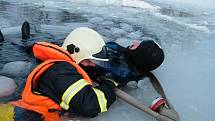 Dobrovolní hasiči z Kopytova, Dětmarovic a Gorzyc, včetně vodních záchranářů, cvičili na Kališově jezeře záchranu tonoucího na zamrzlém jezeře