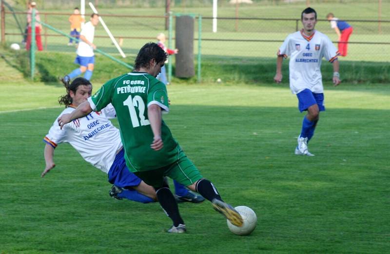 Albrechtickým fotbalistům (bílé dresy) to doma zkátka nejde.