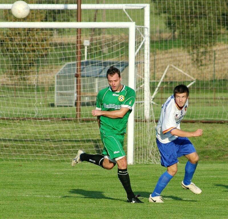 Albrechtickým fotbalistům (bílé dresy) to doma zkátka nejde.