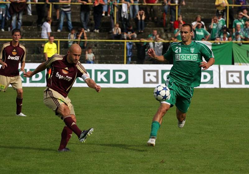 Fotbalisté Karviné (v zeleném) se rozešli smírně s Duklou Praha.