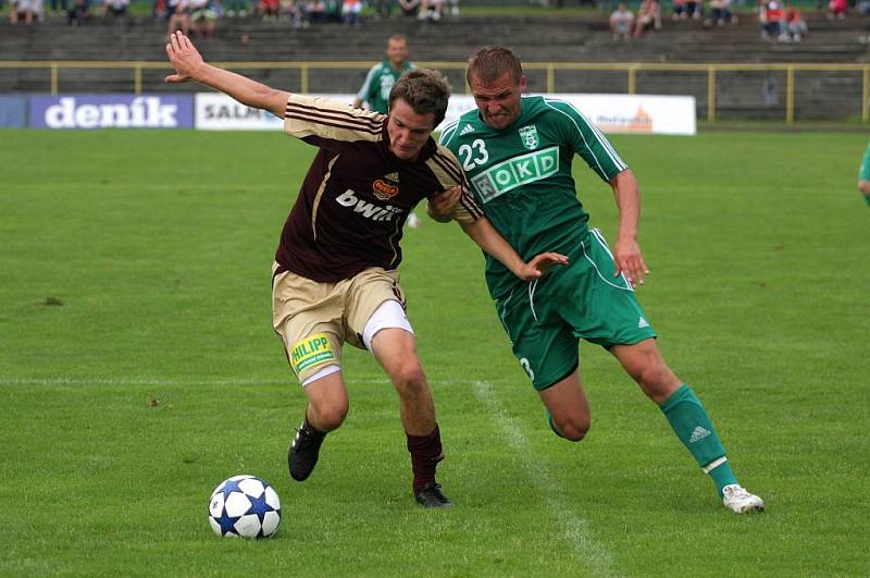 Fotbalisté Karviné (v zeleném) se rozešli smírně s Duklou Praha.